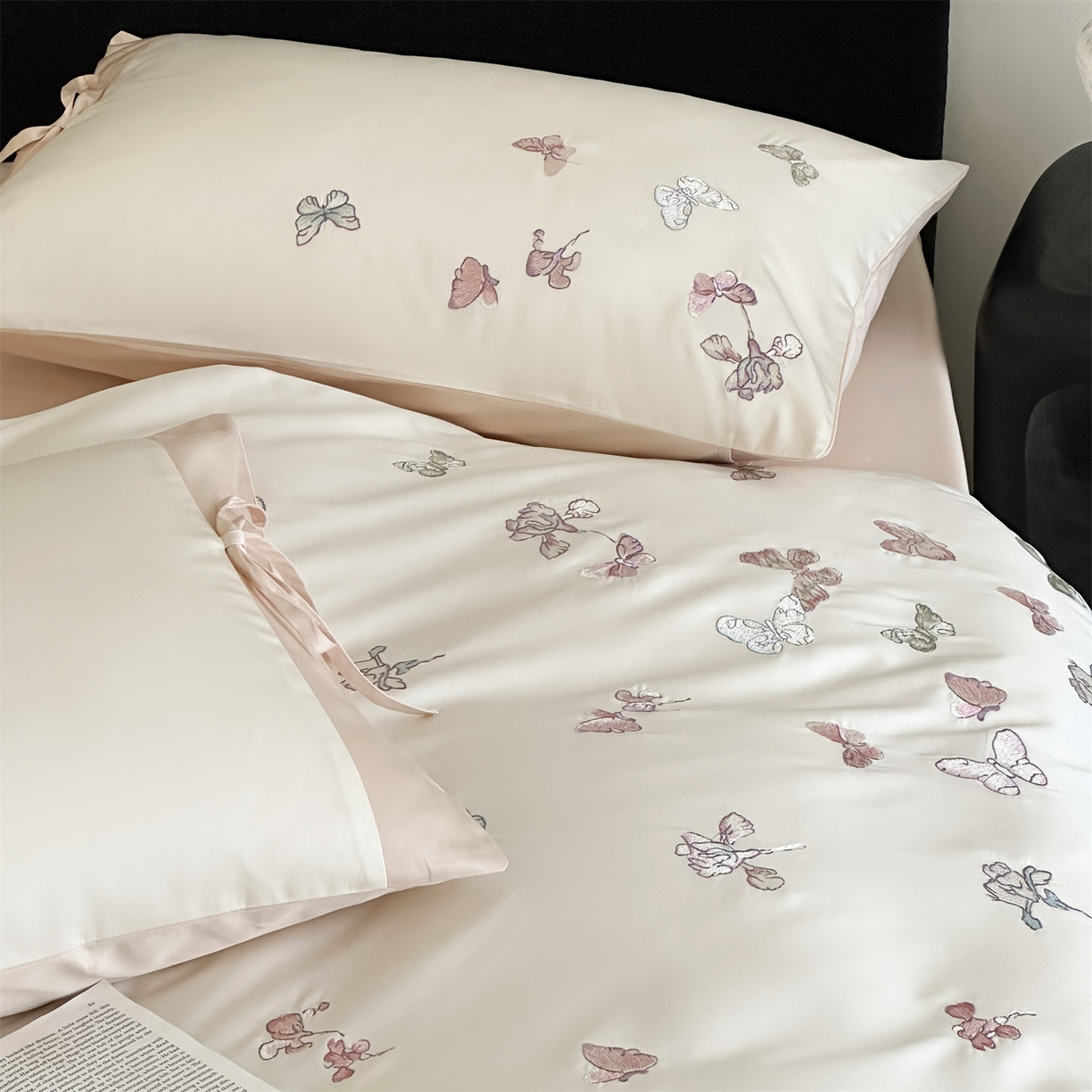 91家纺网 家纺一手货源 找家纺 （总）蓝米卡夫 2026春季新款-100S长绒棉贡缎刺绣系列四件套-阿勒泰福蝶（礼盒）