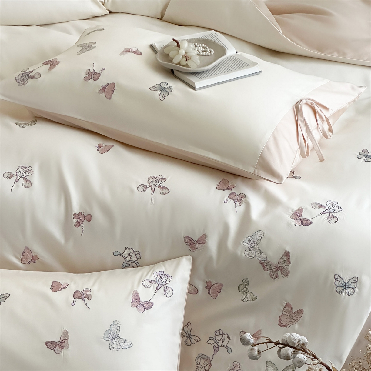 91家纺网 家纺一手货源 找家纺 （总）蓝米卡夫 2026春季新款-100S长绒棉贡缎刺绣系列四件套-阿勒泰福蝶（礼盒）