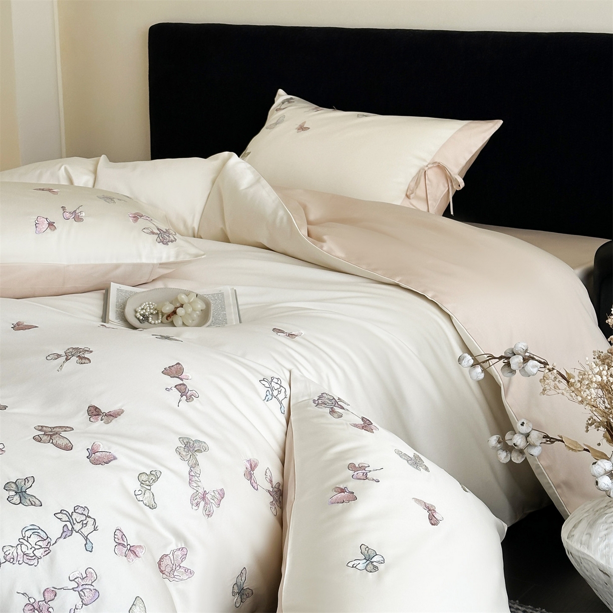 91家纺网 家纺一手货源 找家纺 （总）蓝米卡夫 2026春季新款-100S长绒棉贡缎刺绣系列四件套-阿勒泰福蝶（礼盒）