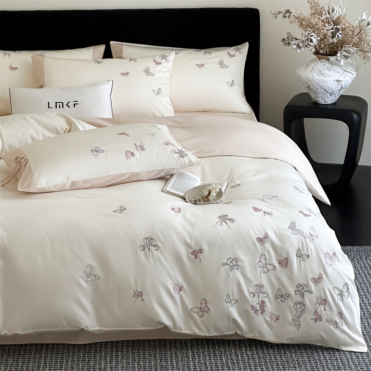 91家纺网 家纺一手货源 找家纺 （总）蓝米卡夫 2026春季新款-100S长绒棉贡缎刺绣系列四件套-阿勒泰福蝶（礼盒）