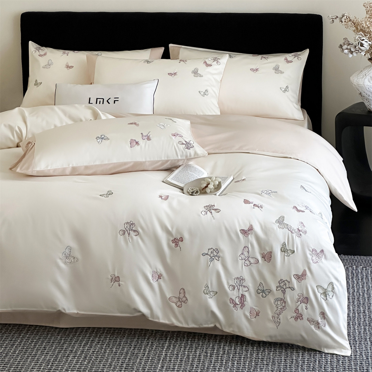 91家纺网 家纺一手货源 找家纺 （总）蓝米卡夫 2026春季新款-100S长绒棉贡缎刺绣系列四件套-阿勒泰福蝶（礼盒）