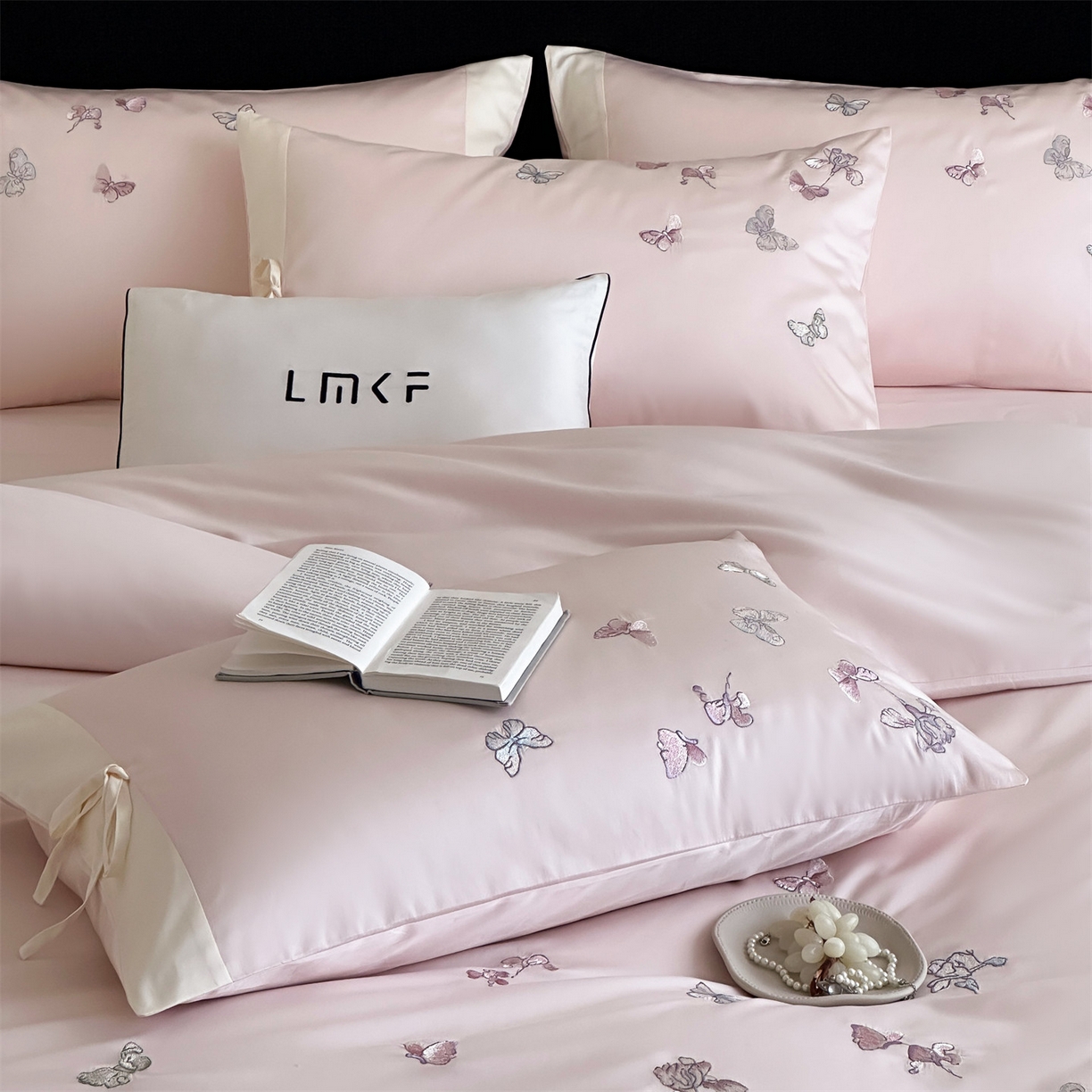 91家纺网 家纺一手货源 找家纺 蓝米卡夫 2026春季新款-100S长绒棉贡缎刺绣系列四件套-阿勒泰福蝶（礼盒） 阿勒泰福蝶-桃粉蜜桃