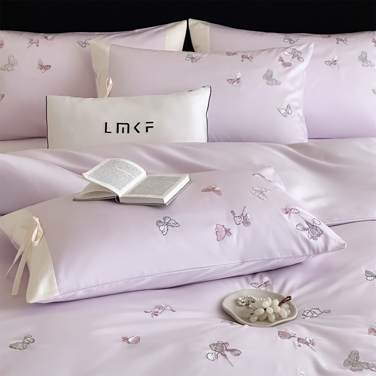 91家纺网 家纺一手货源 找家纺 蓝米卡夫 2026春季新款-100S长绒棉贡缎刺绣系列四件套-阿勒泰福蝶（礼盒） 阿勒泰福蝶-梦幻紫韵