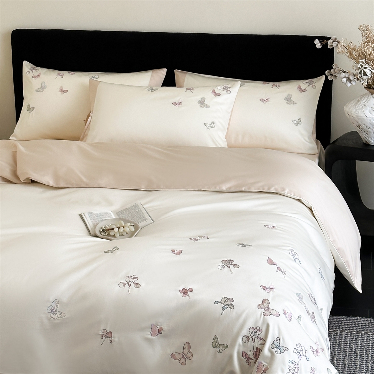 91家纺网 家纺一手货源 找家纺 蓝米卡夫 2026春季新款-100S长绒棉贡缎刺绣系列四件套-阿勒泰福蝶（礼盒） 阿勒泰福蝶-芝士奶茶