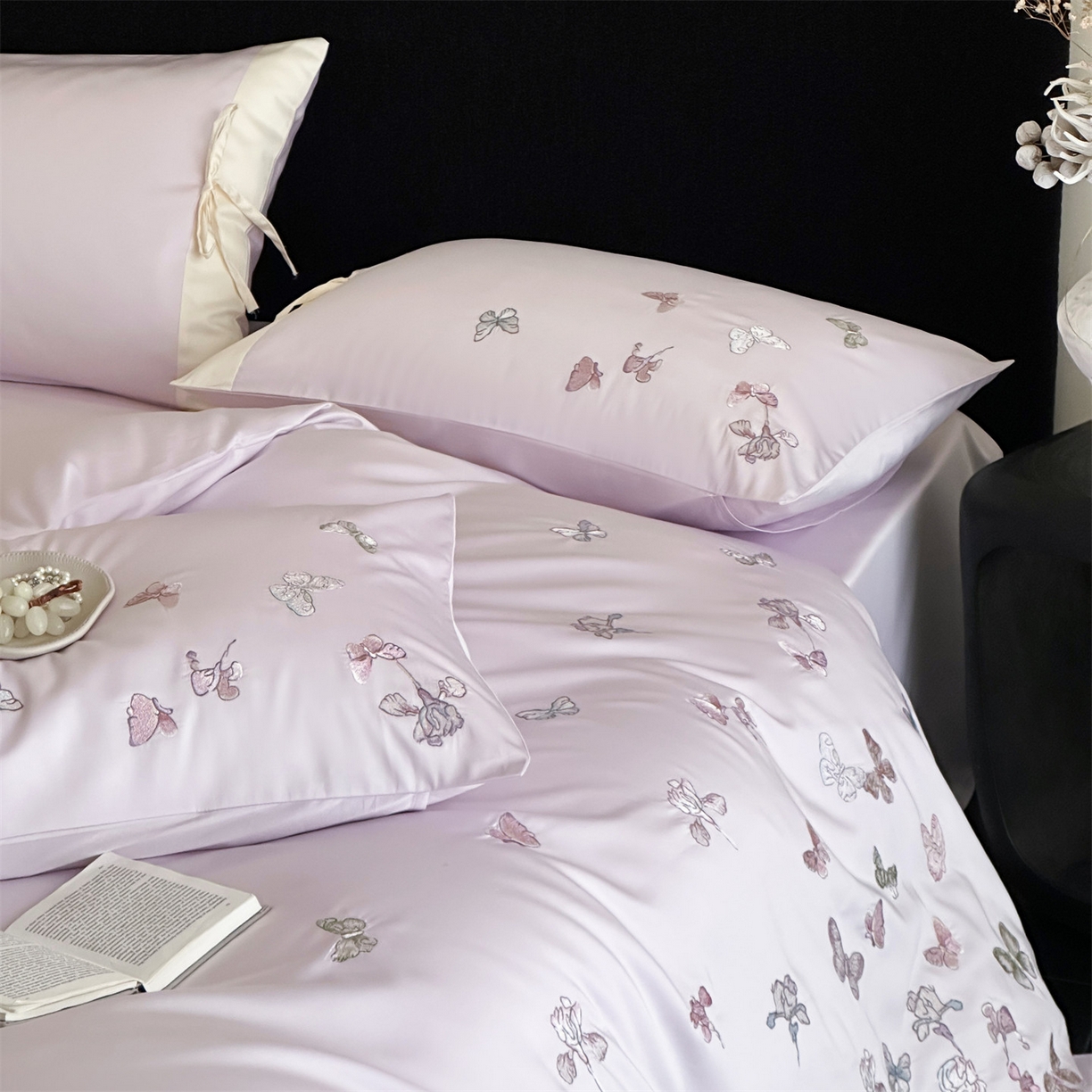 91家纺网 家纺一手货源 找家纺 蓝米卡夫 2026春季新款-100S长绒棉贡缎刺绣系列四件套-阿勒泰福蝶（礼盒） 阿勒泰福蝶-梦幻紫韵