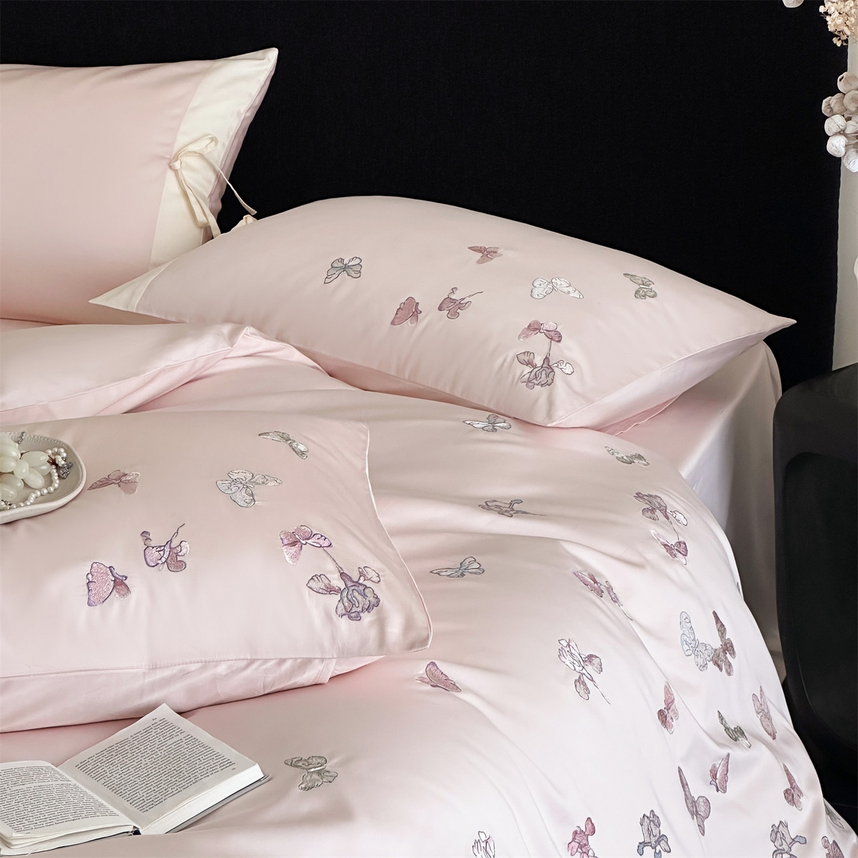 91家纺网 家纺一手货源 找家纺 蓝米卡夫 2026春季新款-100S长绒棉贡缎刺绣系列四件套-阿勒泰福蝶（礼盒） 阿勒泰福蝶-桃粉蜜桃