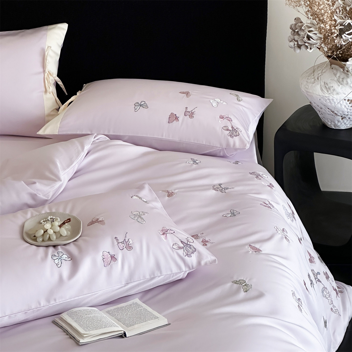 91家纺网 家纺一手货源 找家纺 蓝米卡夫 2026春季新款-100S长绒棉贡缎刺绣系列四件套-阿勒泰福蝶（礼盒） 阿勒泰福蝶-梦幻紫韵