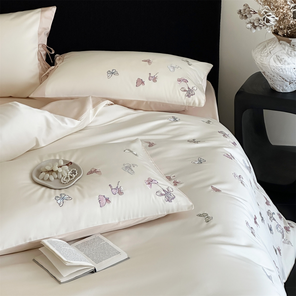 91家纺网 家纺一手货源 找家纺 蓝米卡夫 2026春季新款-100S长绒棉贡缎刺绣系列四件套-阿勒泰福蝶（礼盒） 阿勒泰福蝶-芝士奶茶