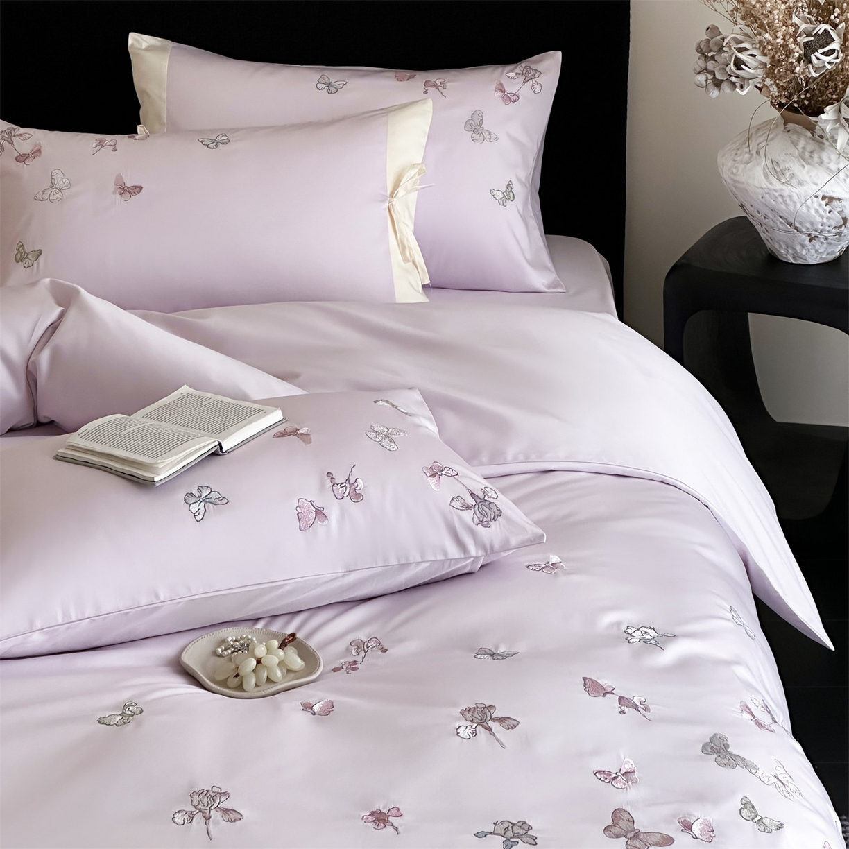 91家纺网 家纺一手货源 找家纺 蓝米卡夫 2026春季新款-100S长绒棉贡缎刺绣系列四件套-阿勒泰福蝶（礼盒） 阿勒泰福蝶-梦幻紫韵