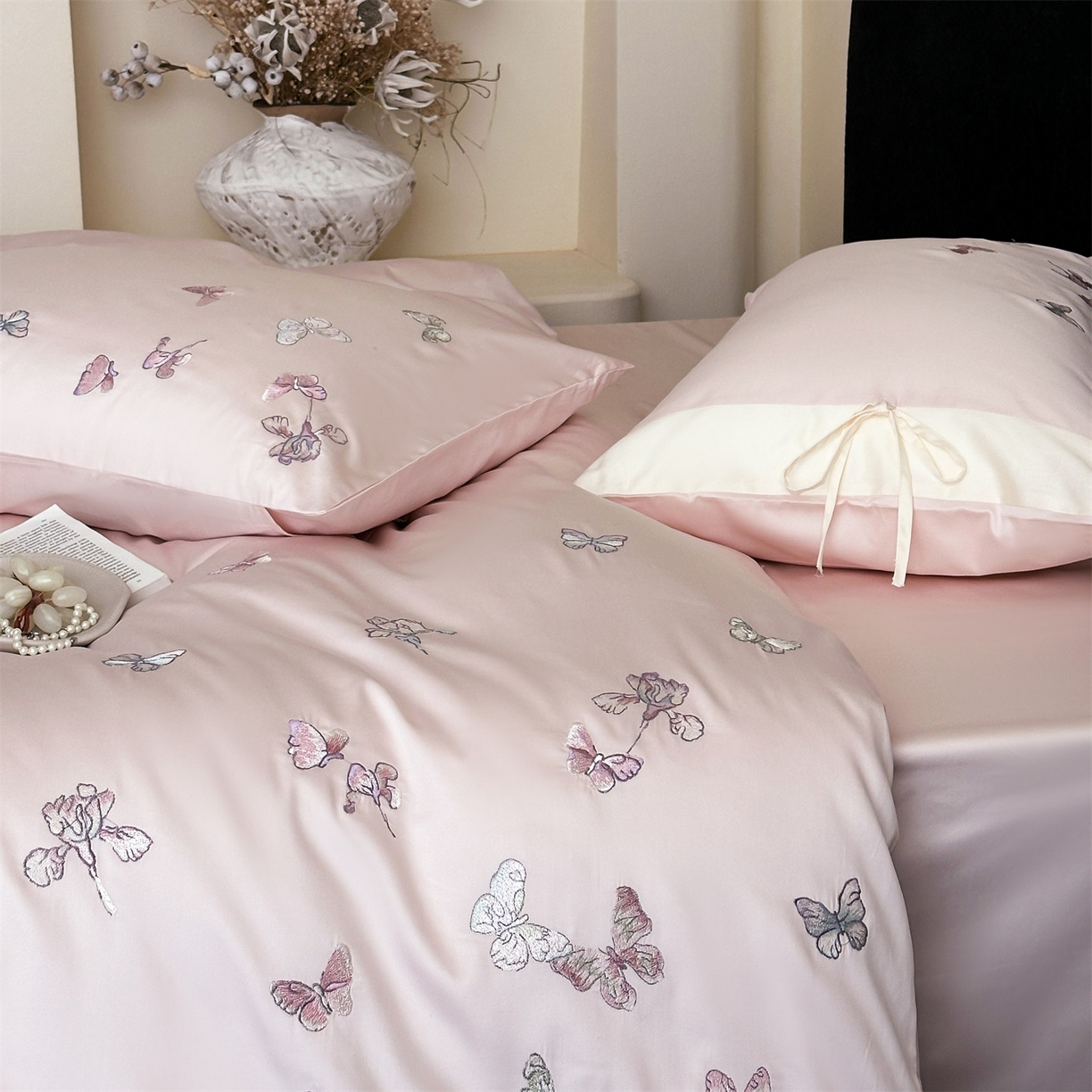 91家纺网 家纺一手货源 找家纺 蓝米卡夫 2026春季新款-100S长绒棉贡缎刺绣系列四件套-阿勒泰福蝶（礼盒） 阿勒泰福蝶-桃粉蜜桃