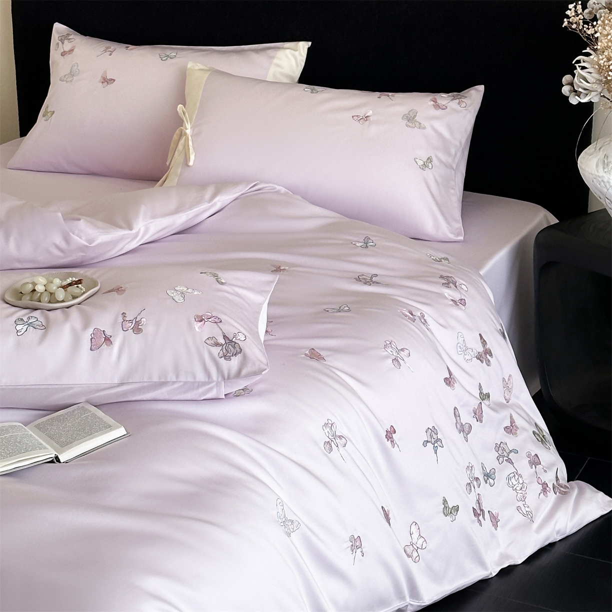 91家纺网 家纺一手货源 找家纺 蓝米卡夫 2026春季新款-100S长绒棉贡缎刺绣系列四件套-阿勒泰福蝶（礼盒） 阿勒泰福蝶-梦幻紫韵