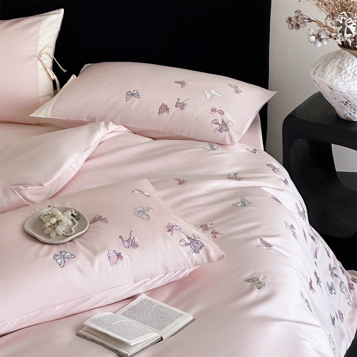 91家纺网 家纺一手货源 找家纺 蓝米卡夫 2026春季新款-100S长绒棉贡缎刺绣系列四件套-阿勒泰福蝶（礼盒） 阿勒泰福蝶-桃粉蜜桃