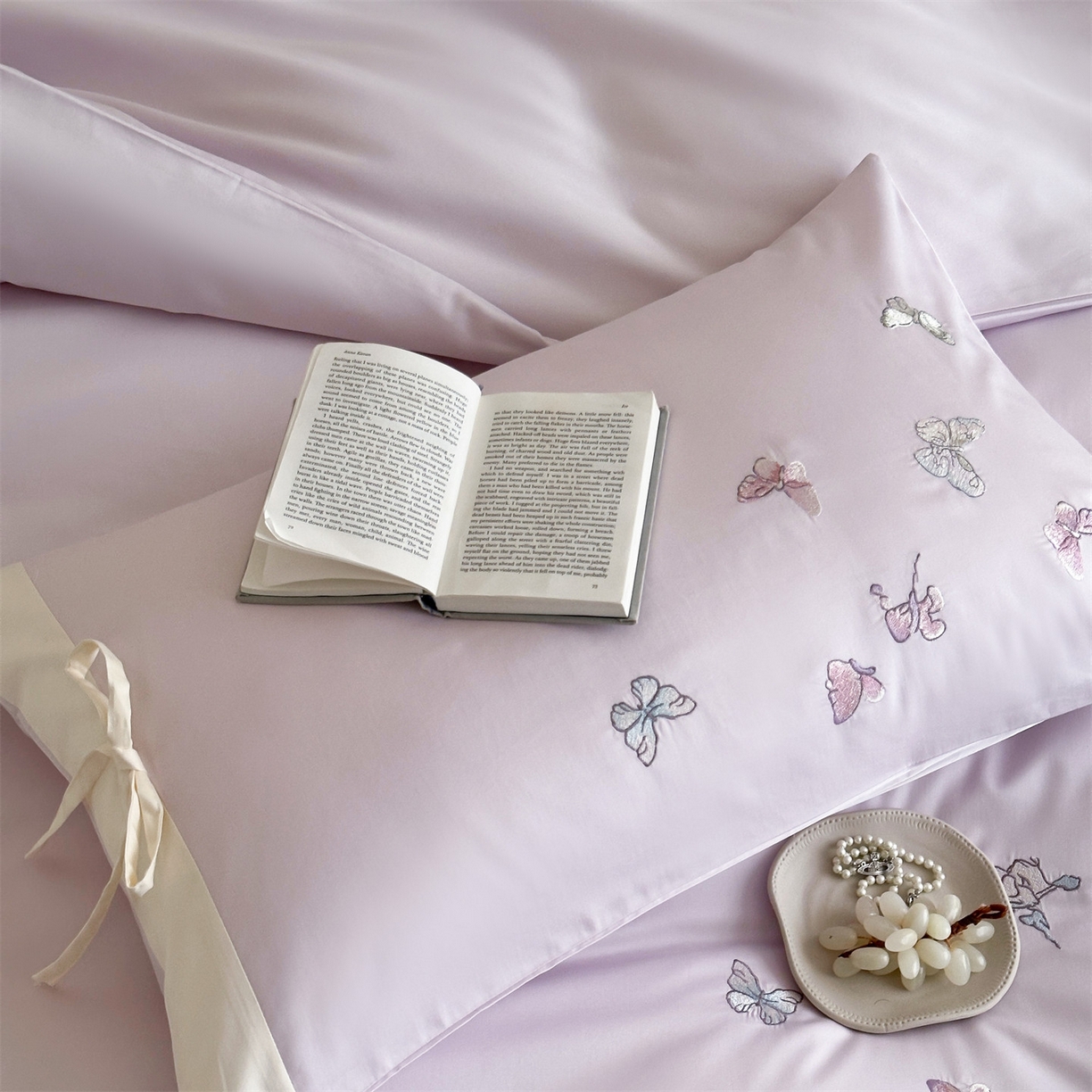 91家纺网 家纺一手货源 找家纺 蓝米卡夫 2026春季新款-100S长绒棉贡缎刺绣系列四件套-阿勒泰福蝶（礼盒） 阿勒泰福蝶-梦幻紫韵