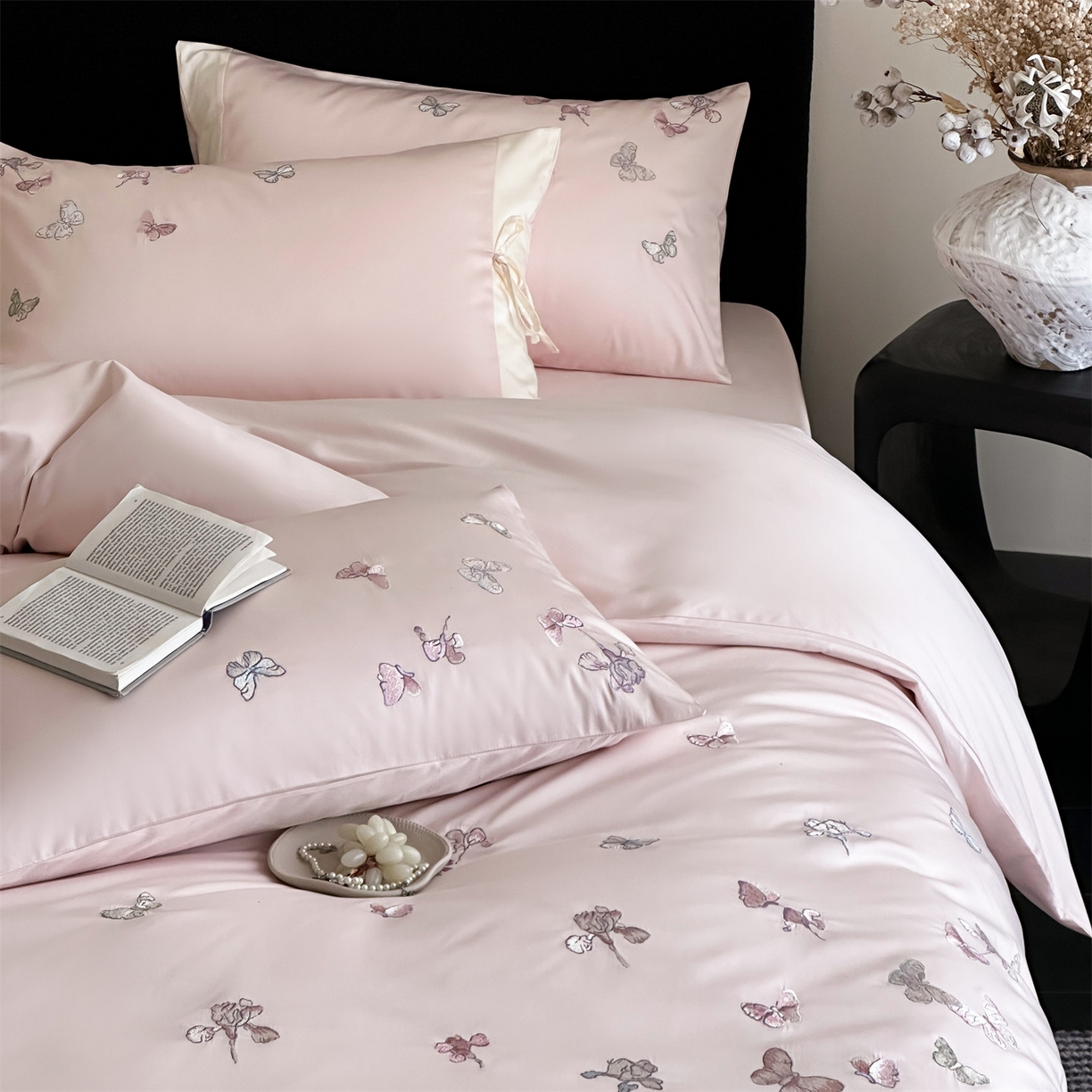 91家纺网 家纺一手货源 找家纺 蓝米卡夫 2026春季新款-100S长绒棉贡缎刺绣系列四件套-阿勒泰福蝶（礼盒） 阿勒泰福蝶-桃粉蜜桃