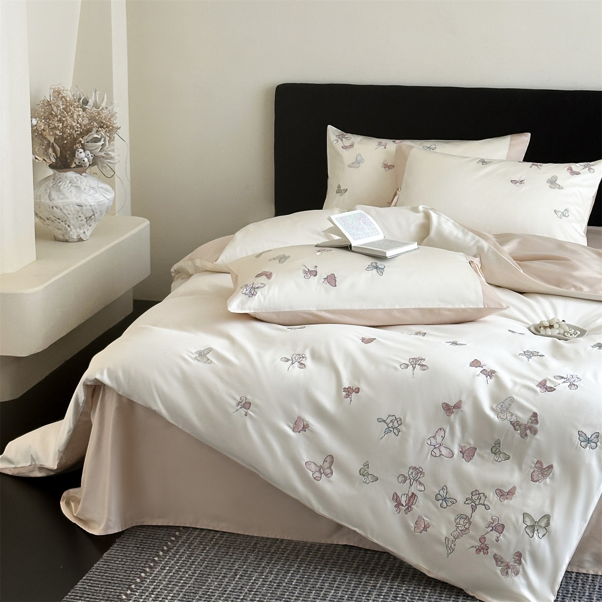 91家纺网 家纺一手货源 找家纺 蓝米卡夫 2026春季新款-100S长绒棉贡缎刺绣系列四件套-阿勒泰福蝶（礼盒） 阿勒泰福蝶-芝士奶茶