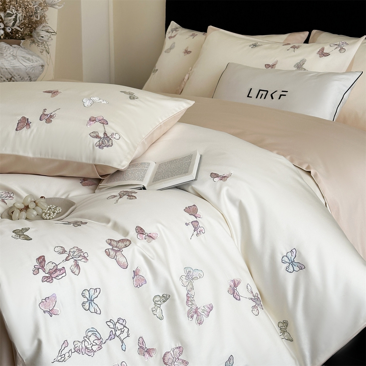 91家纺网 家纺一手货源 找家纺 蓝米卡夫 2026春季新款-100S长绒棉贡缎刺绣系列四件套-阿勒泰福蝶（礼盒） 阿勒泰福蝶-芝士奶茶