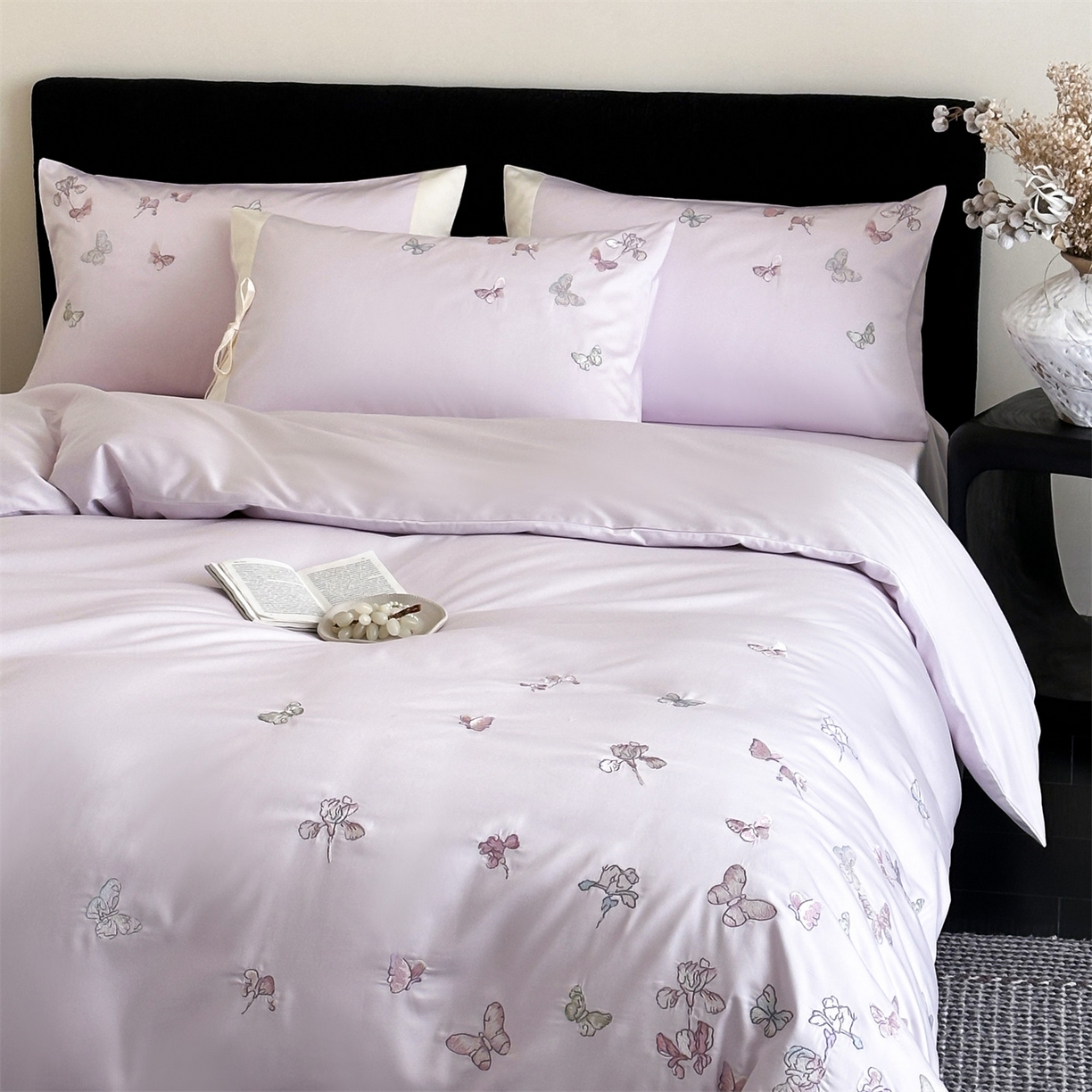 91家纺网 家纺一手货源 找家纺 蓝米卡夫 2026春季新款-100S长绒棉贡缎刺绣系列四件套-阿勒泰福蝶（礼盒） 阿勒泰福蝶-梦幻紫韵