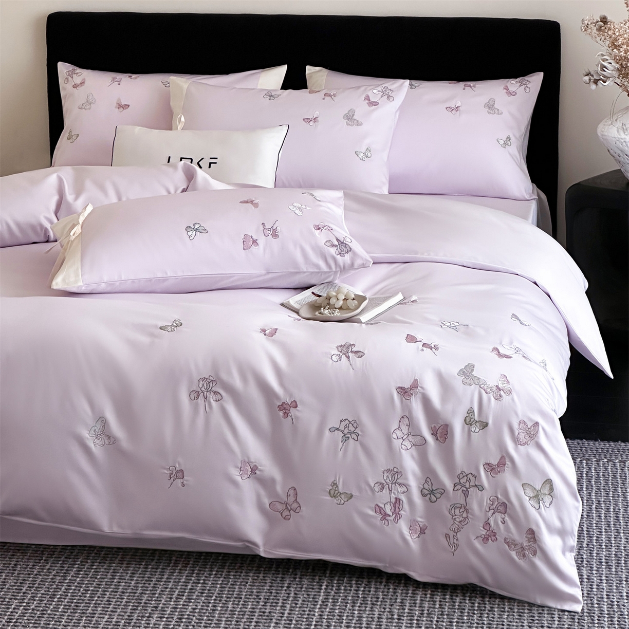 91家纺网 家纺一手货源 找家纺 蓝米卡夫 2026春季新款-100S长绒棉贡缎刺绣系列四件套-阿勒泰福蝶（礼盒） 阿勒泰福蝶-梦幻紫韵