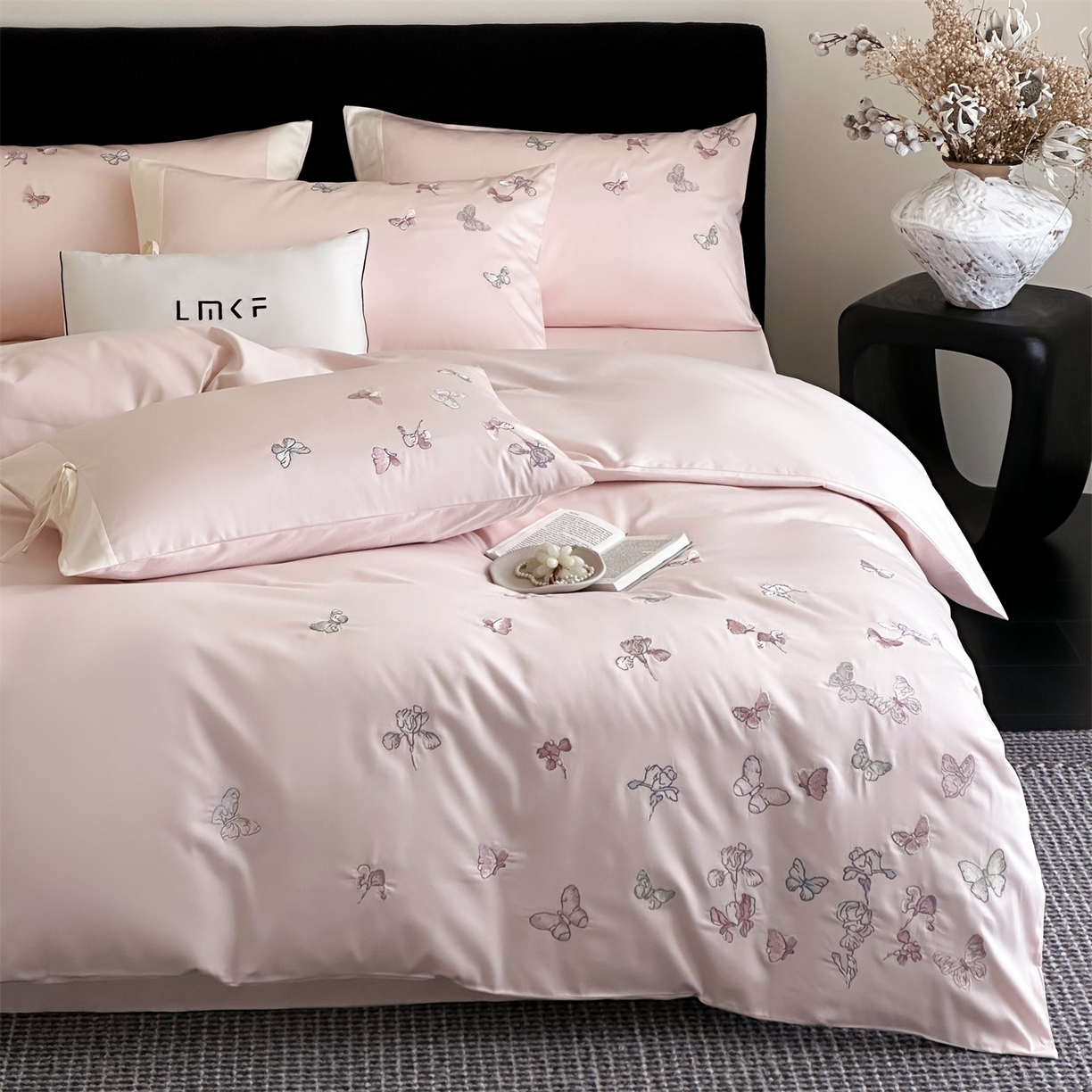 91家纺网 家纺一手货源 找家纺 蓝米卡夫 2026春季新款-100S长绒棉贡缎刺绣系列四件套-阿勒泰福蝶（礼盒） 阿勒泰福蝶-桃粉蜜桃