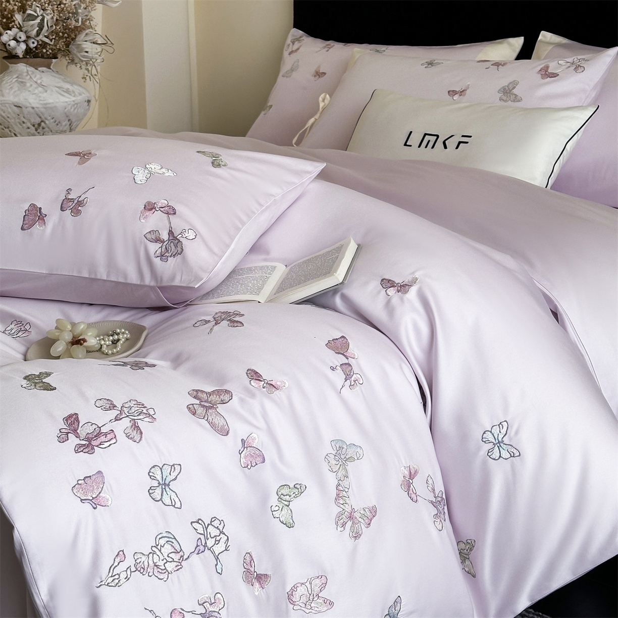 91家纺网 家纺一手货源 找家纺 蓝米卡夫 2026春季新款-100S长绒棉贡缎刺绣系列四件套-阿勒泰福蝶（礼盒） 阿勒泰福蝶-梦幻紫韵