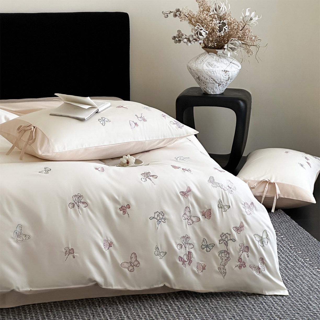 91家纺网 家纺一手货源 找家纺 蓝米卡夫 2026春季新款-100S长绒棉贡缎刺绣系列四件套-阿勒泰福蝶（礼盒） 阿勒泰福蝶-芝士奶茶