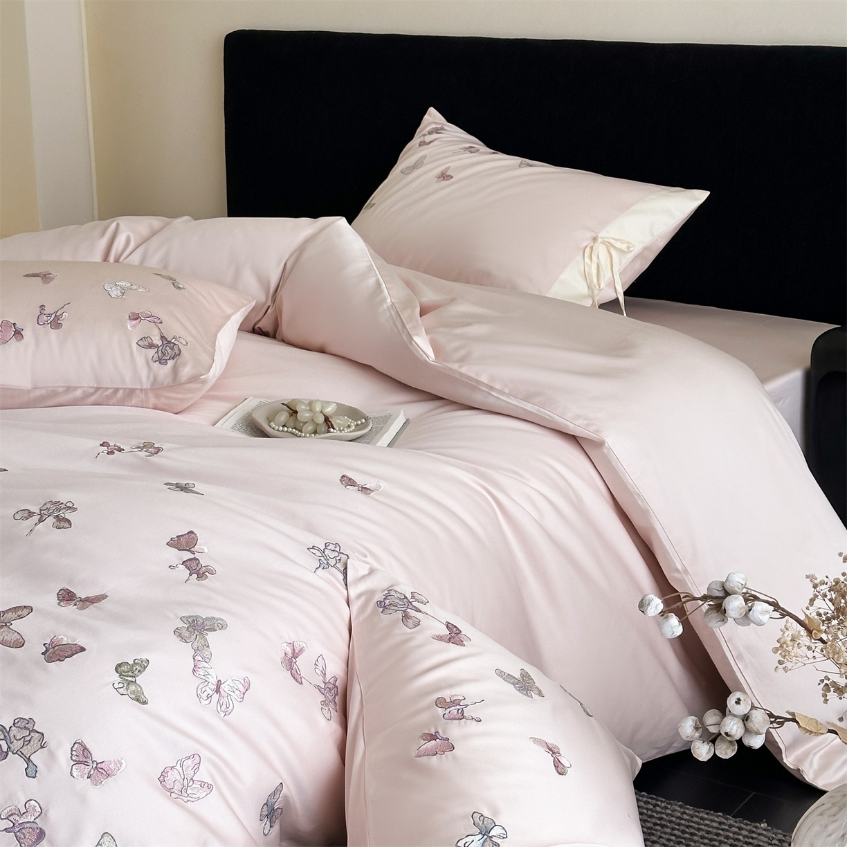 91家纺网 家纺一手货源 找家纺 蓝米卡夫 2026春季新款-100S长绒棉贡缎刺绣系列四件套-阿勒泰福蝶（礼盒） 阿勒泰福蝶-桃粉蜜桃