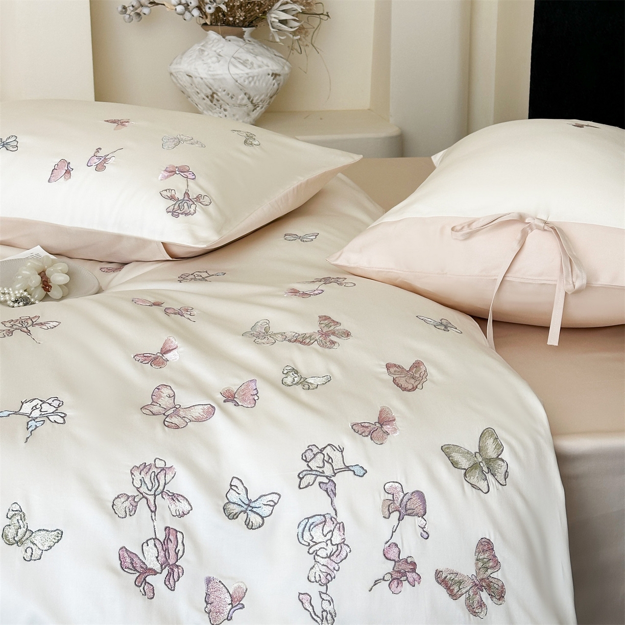 91家纺网 家纺一手货源 找家纺 蓝米卡夫 2026春季新款-100S长绒棉贡缎刺绣系列四件套-阿勒泰福蝶（礼盒） 阿勒泰福蝶-芝士奶茶