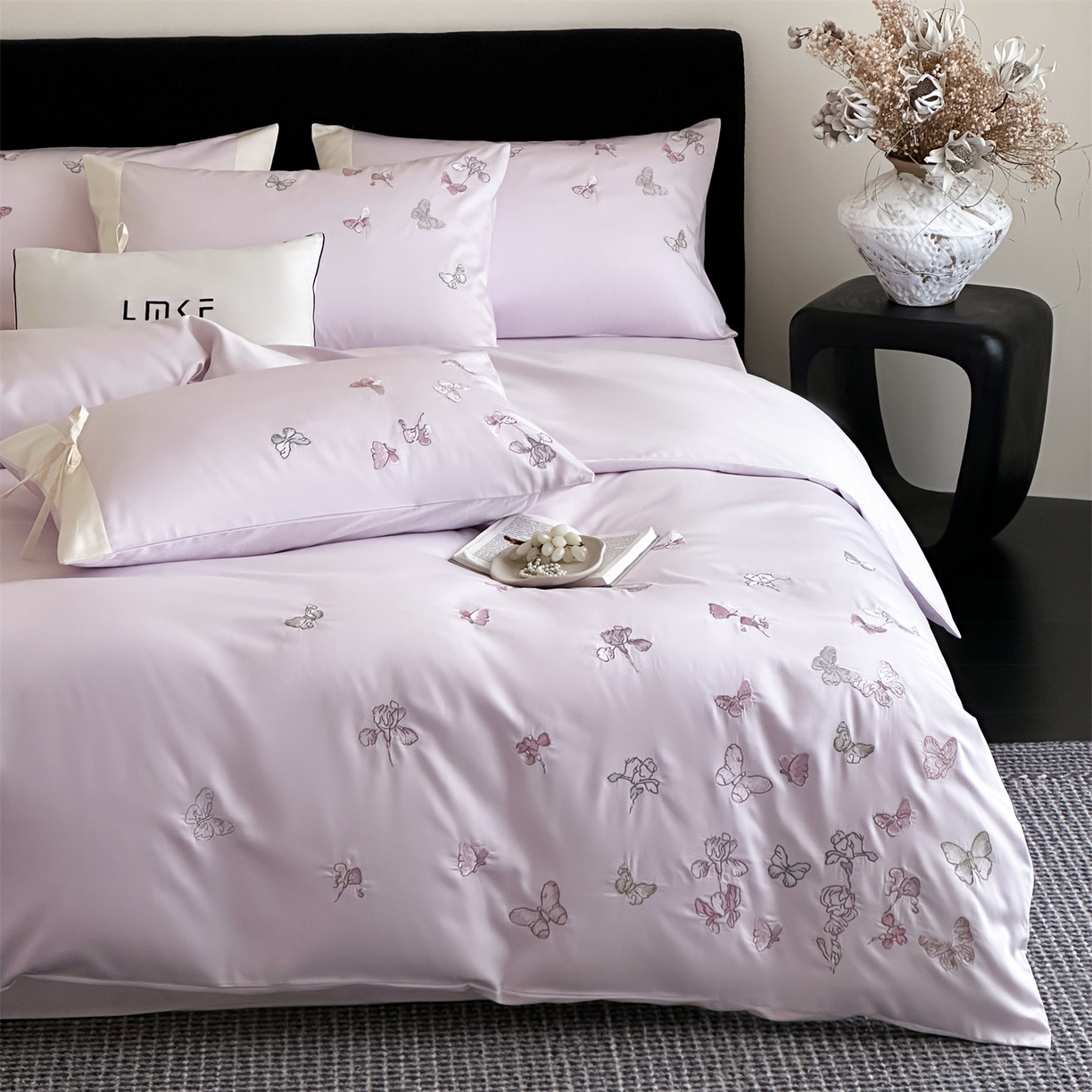 91家纺网 家纺一手货源 找家纺 蓝米卡夫 2026春季新款-100S长绒棉贡缎刺绣系列四件套-阿勒泰福蝶（礼盒） 阿勒泰福蝶-梦幻紫韵