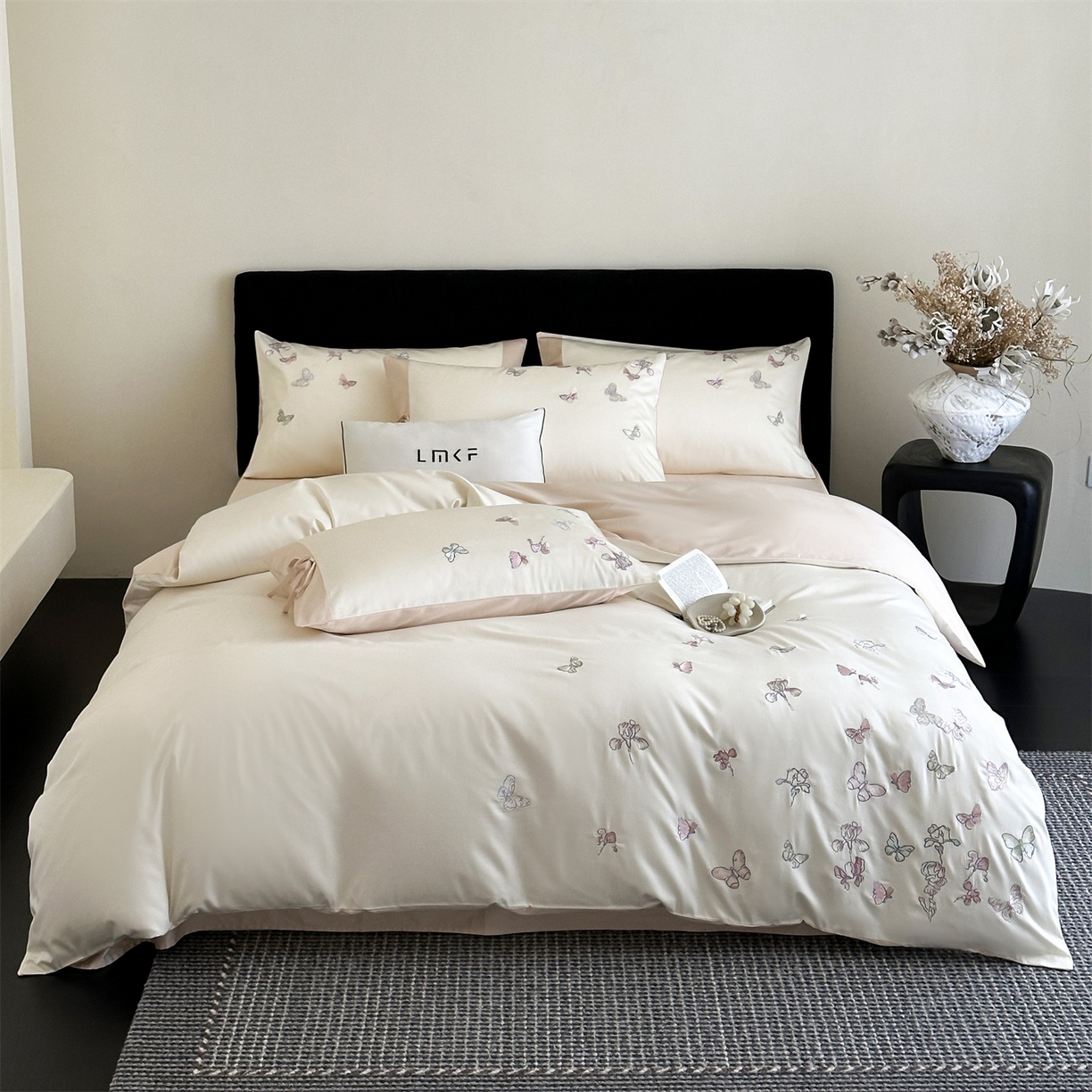 91家纺网 家纺一手货源 找家纺 蓝米卡夫 2026春季新款-100S长绒棉贡缎刺绣系列四件套-阿勒泰福蝶（礼盒） 阿勒泰福蝶-芝士奶茶