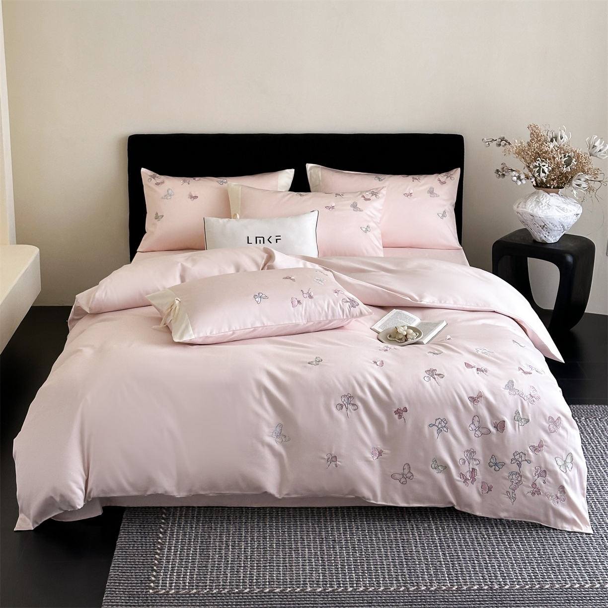 91家纺网 家纺一手货源 找家纺 蓝米卡夫 2026春季新款-100S长绒棉贡缎刺绣系列四件套-阿勒泰福蝶（礼盒） 阿勒泰福蝶-桃粉蜜桃