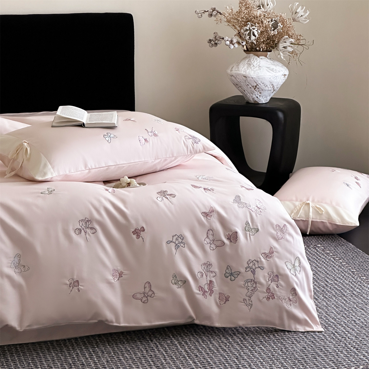 91家纺网 家纺一手货源 找家纺 蓝米卡夫 2026春季新款-100S长绒棉贡缎刺绣系列四件套-阿勒泰福蝶（礼盒） 阿勒泰福蝶-桃粉蜜桃