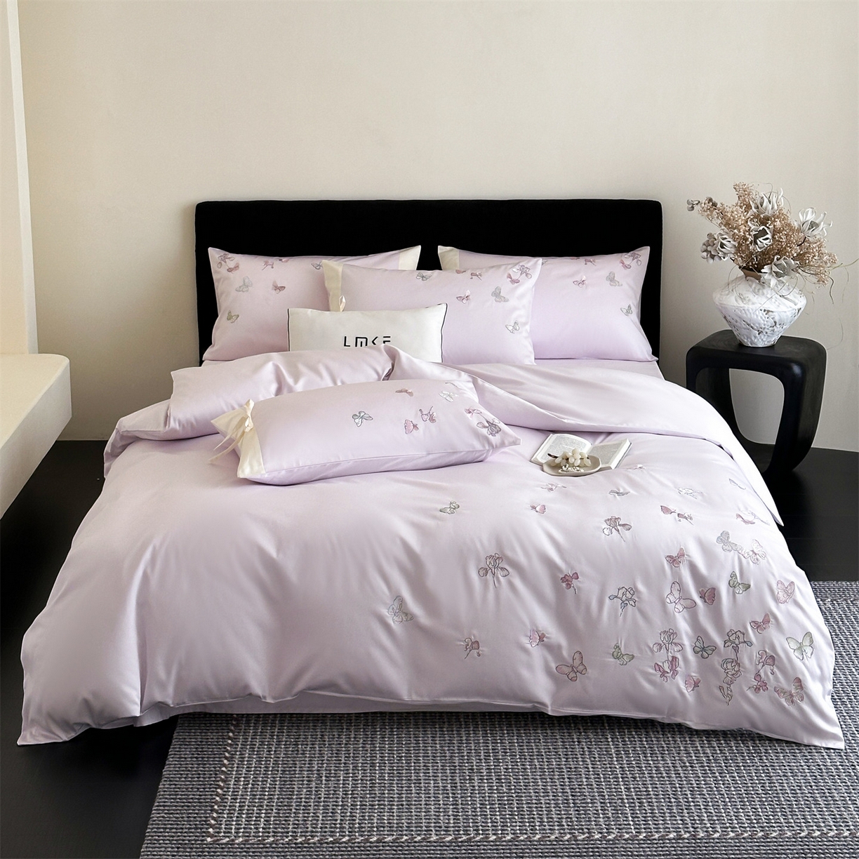 91家纺网 家纺一手货源 找家纺 蓝米卡夫 2026春季新款-100S长绒棉贡缎刺绣系列四件套-阿勒泰福蝶（礼盒） 阿勒泰福蝶-梦幻紫韵