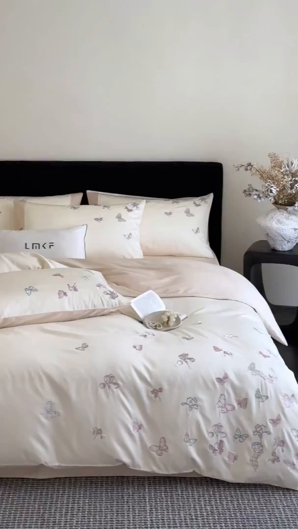 91家纺网 家纺一手货源 找家纺 蓝米卡夫 2026春季新款-100S长绒棉贡缎刺绣系列四件套-阿勒泰福蝶（礼盒） 阿勒泰福蝶-芝士奶茶