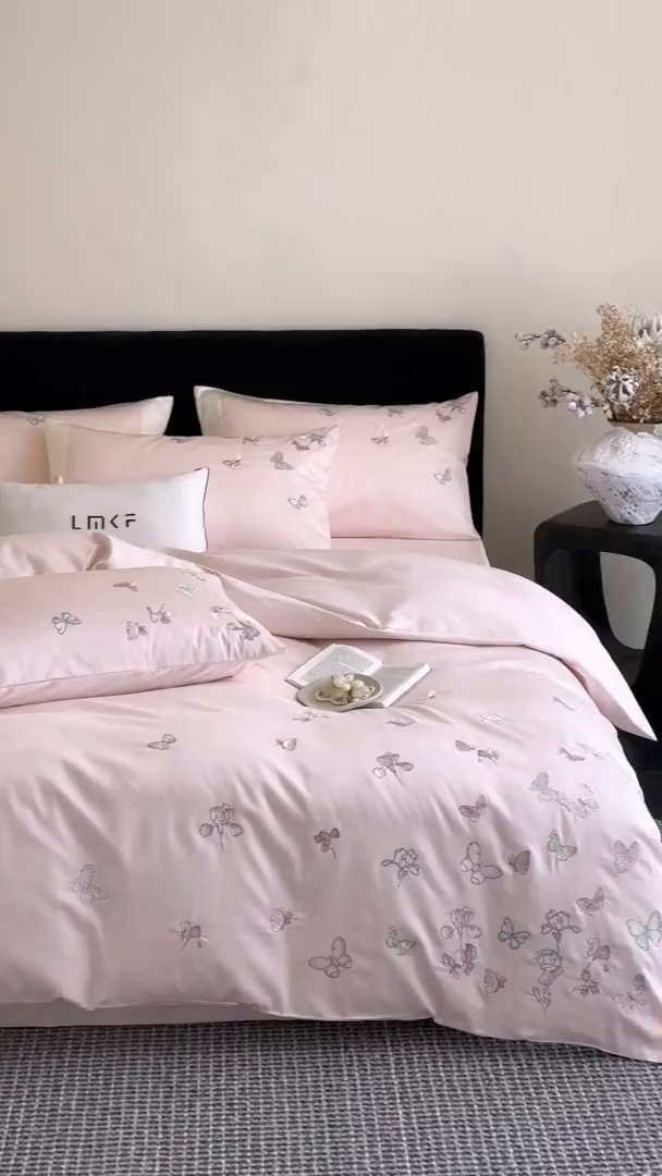 91家纺网 家纺一手货源 找家纺 蓝米卡夫 2026春季新款-100S长绒棉贡缎刺绣系列四件套-阿勒泰福蝶（礼盒） 阿勒泰福蝶-桃粉蜜桃