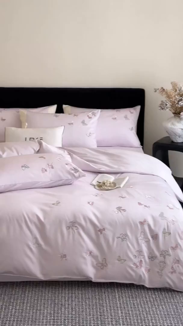 91家纺网 家纺一手货源 找家纺 蓝米卡夫 2026春季新款-100S长绒棉贡缎刺绣系列四件套-阿勒泰福蝶（礼盒） 阿勒泰福蝶-梦幻紫韵