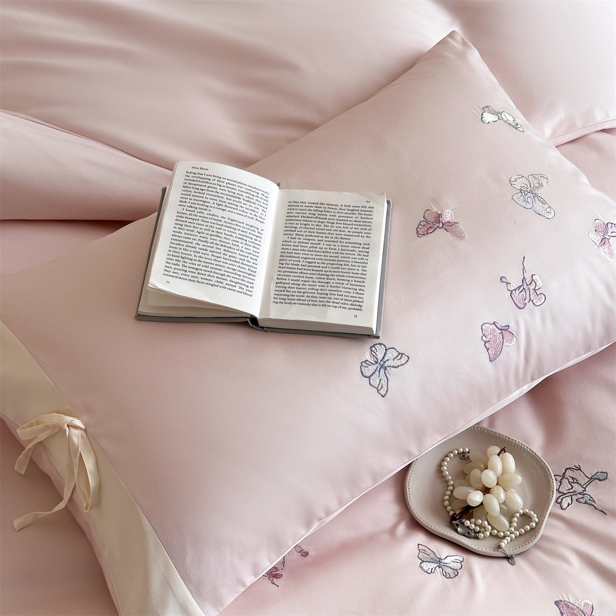 91家纺网 家纺一手货源 找家纺 蓝米卡夫 2026春季新款-100S长绒棉贡缎刺绣系列四件套-阿勒泰福蝶（礼盒） 阿勒泰福蝶-桃粉蜜桃