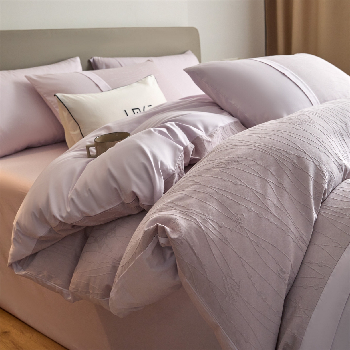 91家纺网 家纺一手货源 找家纺 蓝米卡夫 2026春季新款-100S全棉亮面提花贡缎长绒棉拼接款（礼盒） 蝶梦-淡雅紫