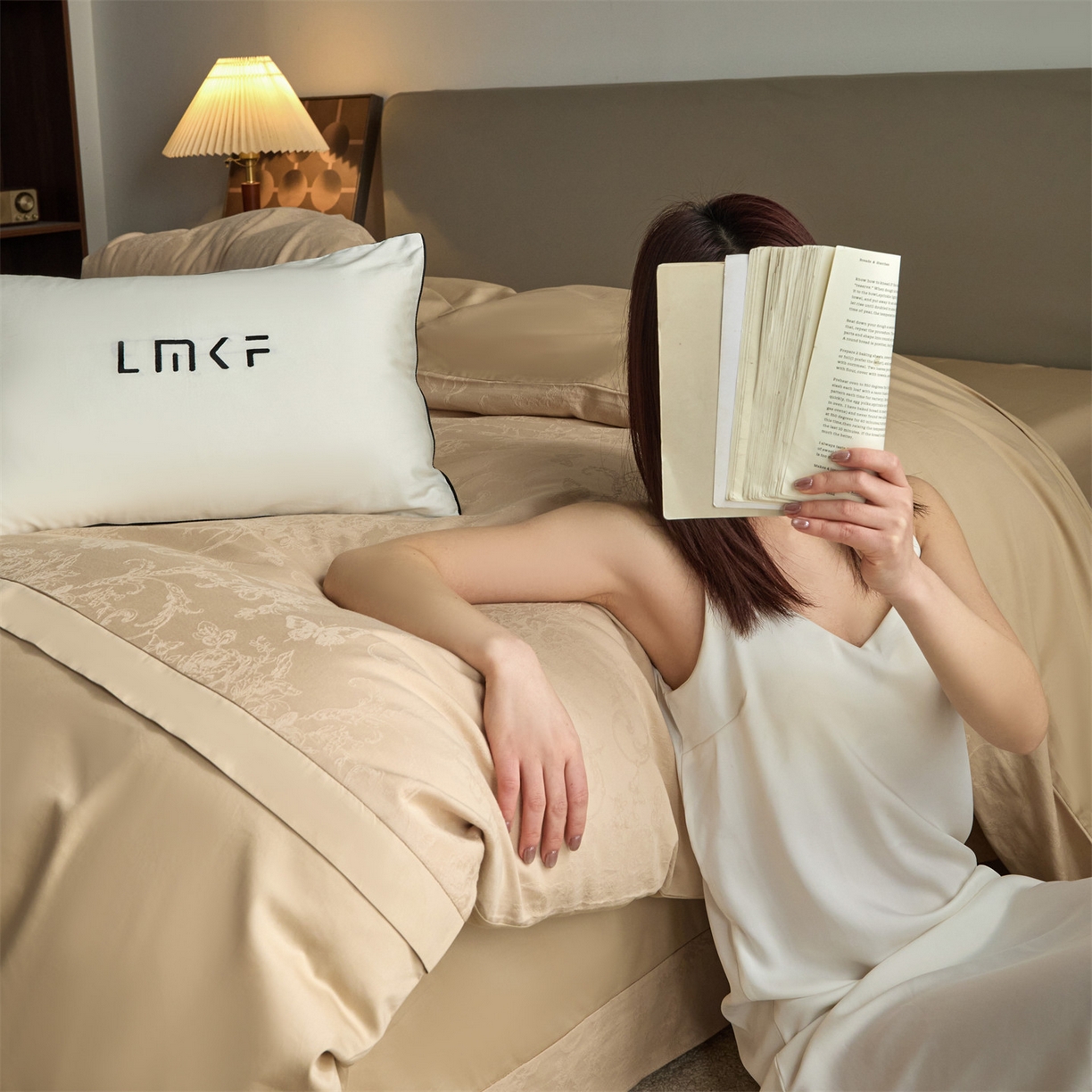 91家纺网 家纺一手货源 找家纺 蓝米卡夫 2026春季新款-100S全棉亮面提花贡缎长绒棉拼接款（礼盒） 花漾梦境-米杏