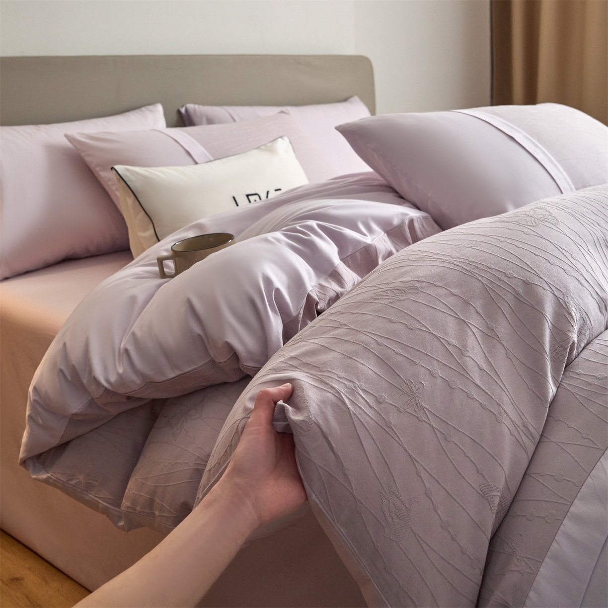 91家纺网 家纺一手货源 找家纺 蓝米卡夫 2026春季新款-100S全棉亮面提花贡缎长绒棉拼接款（礼盒） 蝶梦-淡雅紫