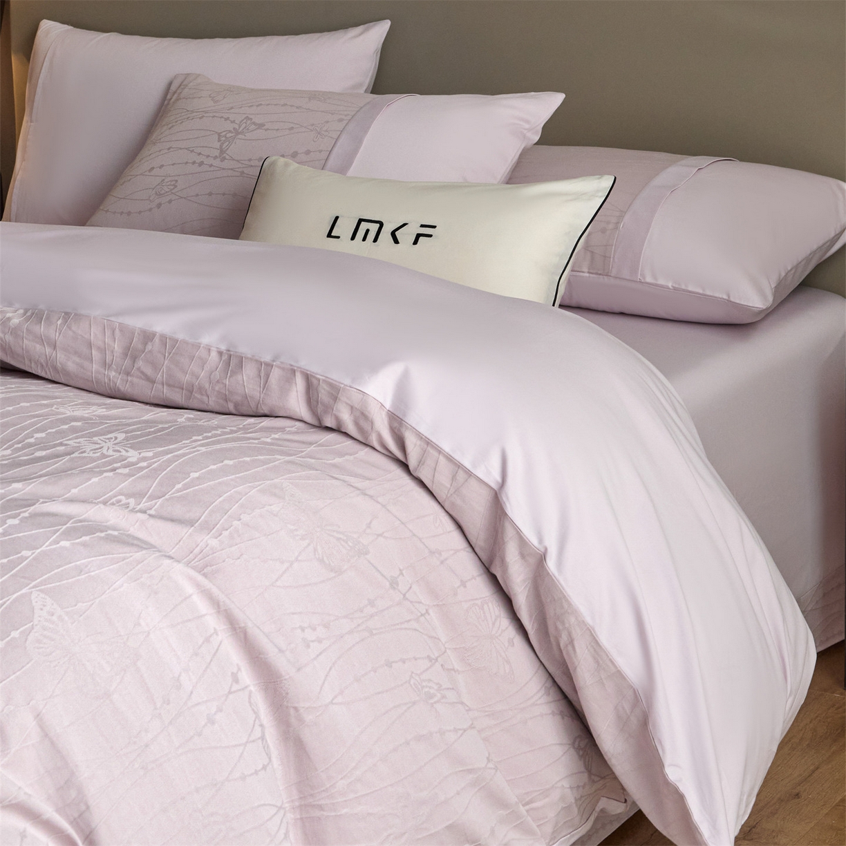 91家纺网 家纺一手货源 找家纺 蓝米卡夫 2026春季新款-100S全棉亮面提花贡缎长绒棉拼接款（礼盒） 蝶梦-淡雅紫