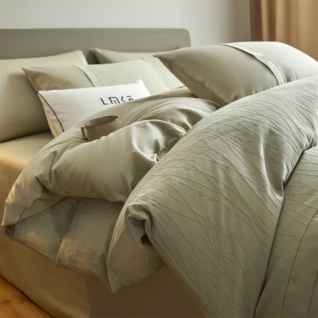 91家纺网 家纺一手货源 找家纺 蓝米卡夫 2026春季新款-100S全棉亮面提花贡缎长绒棉拼接款（礼盒） 蝶梦-奶绿