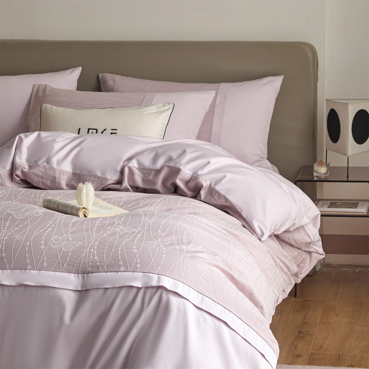 91家纺网 家纺一手货源 找家纺 蓝米卡夫 2026春季新款-100S全棉亮面提花贡缎长绒棉拼接款（礼盒） 蝶梦-淡雅紫