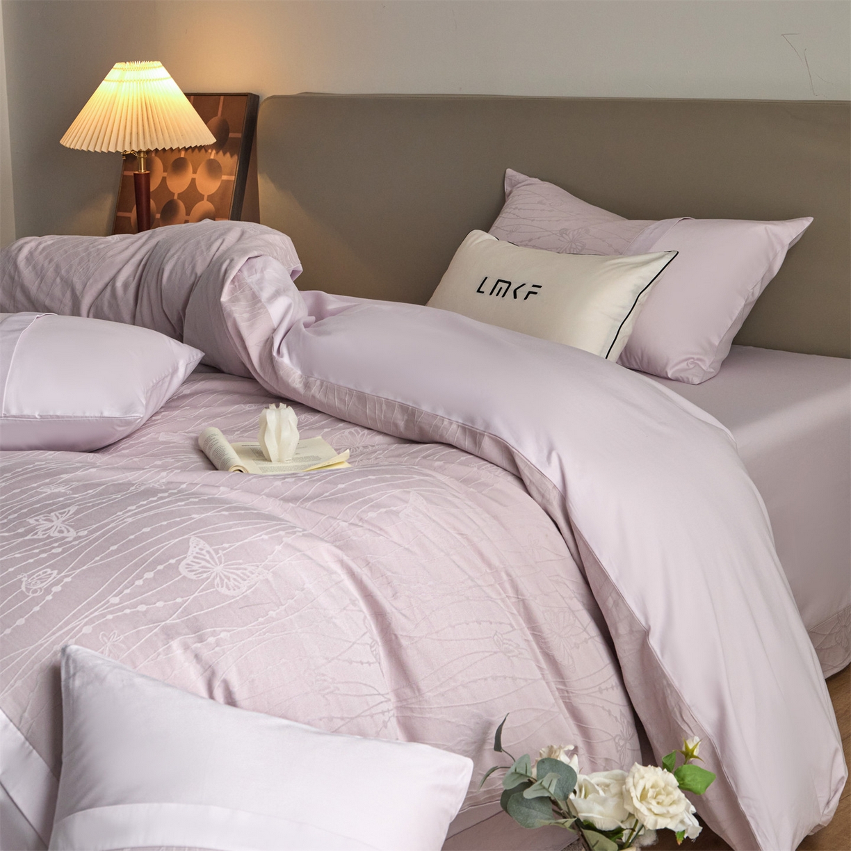 91家纺网 家纺一手货源 找家纺 蓝米卡夫 2026春季新款-100S全棉亮面提花贡缎长绒棉拼接款（礼盒） 蝶梦-淡雅紫