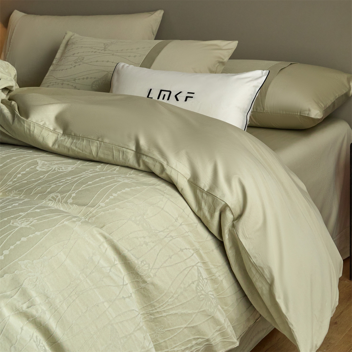 91家纺网 家纺一手货源 找家纺 蓝米卡夫 2026春季新款-100S全棉亮面提花贡缎长绒棉拼接款（礼盒） 蝶梦-奶绿