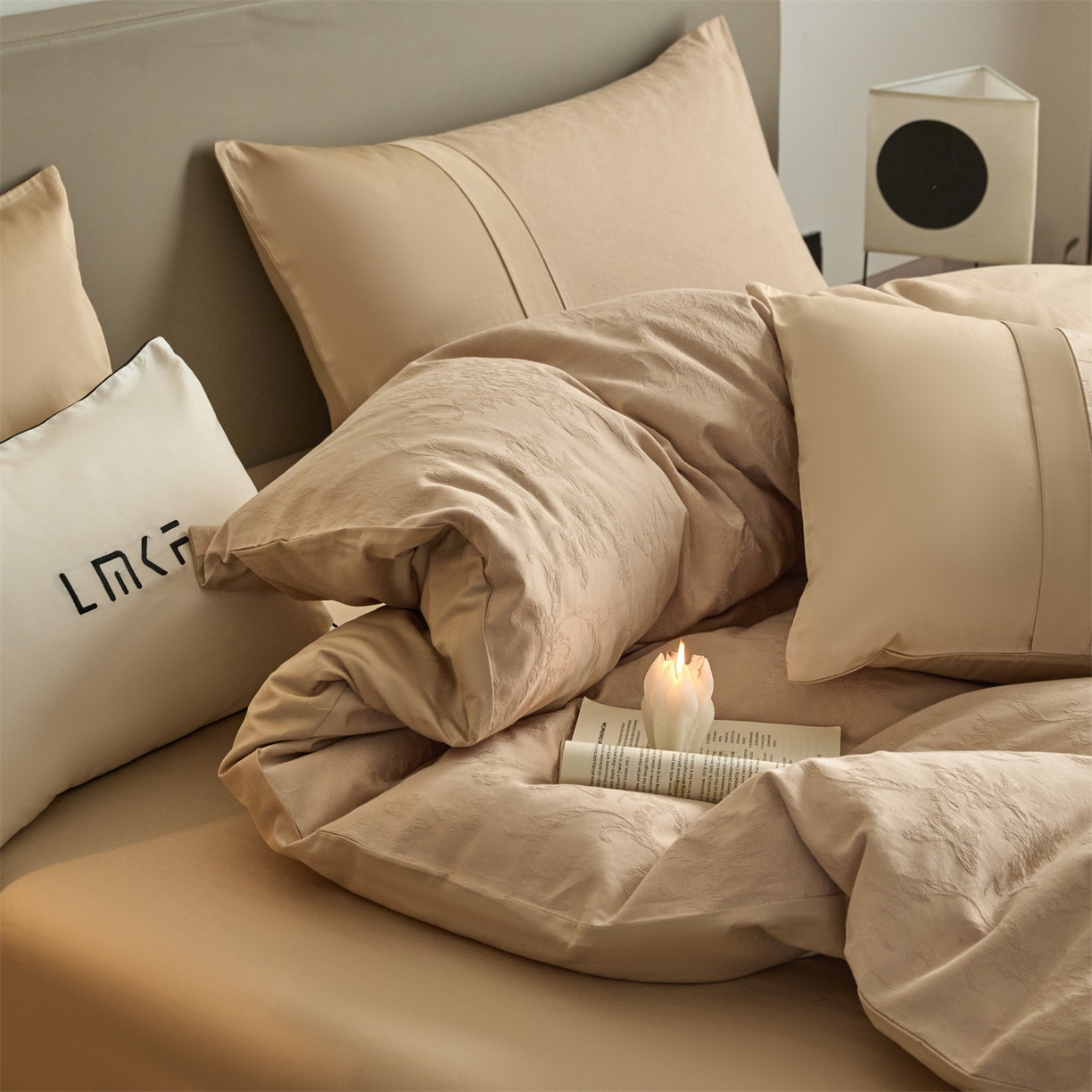 91家纺网 家纺一手货源 找家纺 蓝米卡夫 2026春季新款-100S全棉亮面提花贡缎长绒棉拼接款（礼盒） 花漾梦境-米杏