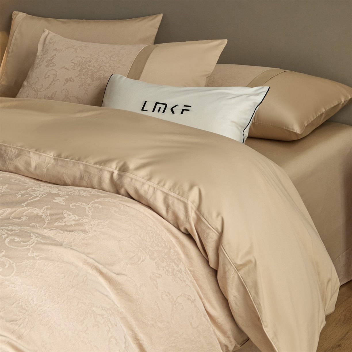 91家纺网 家纺一手货源 找家纺 蓝米卡夫 2026春季新款-100S全棉亮面提花贡缎长绒棉拼接款（礼盒） 花漾梦境-米杏