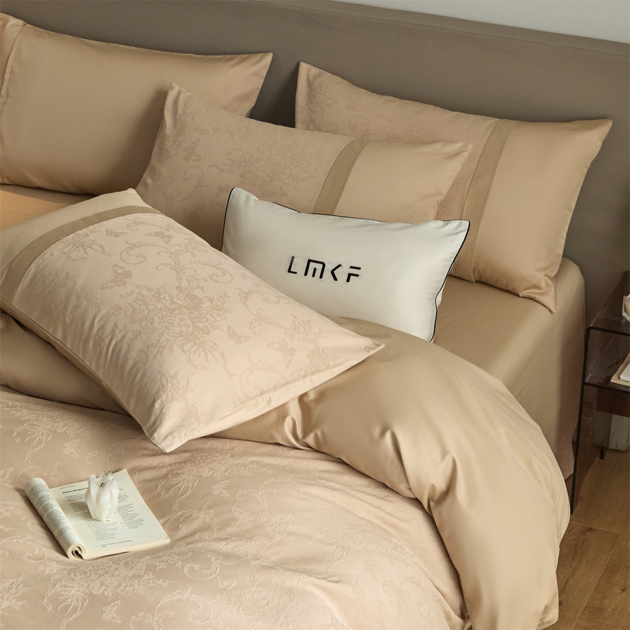 91家纺网 家纺一手货源 找家纺 蓝米卡夫 2026春季新款-100S全棉亮面提花贡缎长绒棉拼接款（礼盒） 花漾梦境-米杏