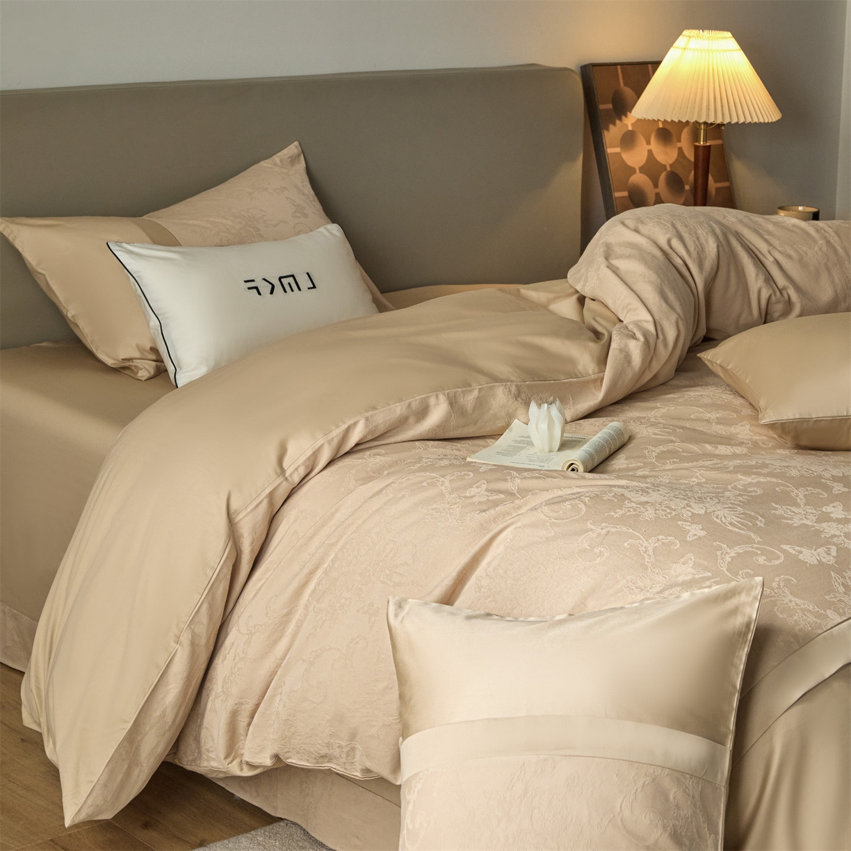 91家纺网 家纺一手货源 找家纺 蓝米卡夫 2026春季新款-100S全棉亮面提花贡缎长绒棉拼接款（礼盒） 花漾梦境-米杏