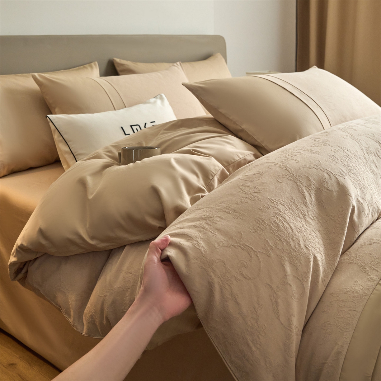 91家纺网 家纺一手货源 找家纺 蓝米卡夫 2026春季新款-100S全棉亮面提花贡缎长绒棉拼接款（礼盒） 花漾梦境-米杏