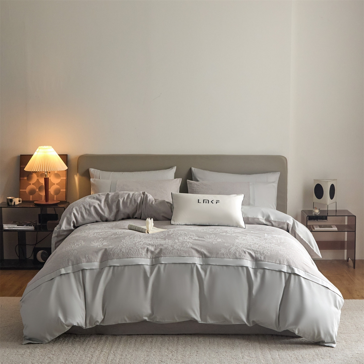 91家纺网 家纺一手货源 找家纺 蓝米卡夫 2026春季新款-100S全棉亮面提花贡缎长绒棉拼接款（礼盒） 欧陆庭院-银灰